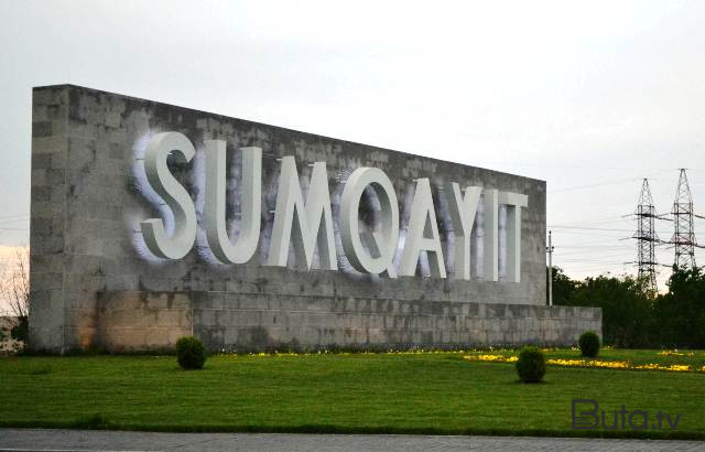  Sumqayıtda ana 4 körpəsi ilə küçədə qaldı - Video  