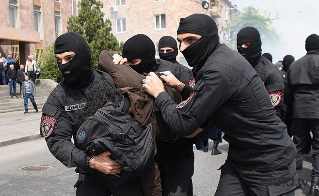  İrəvanda şok: Azərbaycanlı ilə erməni polis dalaşdı  