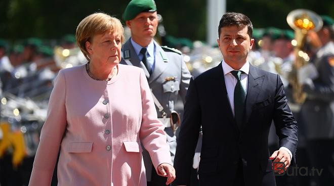  Zelenski bu razılaşmanın əleyhinə idi - Merkel  