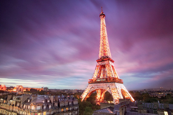  Parisdə Eyfel qülləsinə gələnlər təxliyə edildi  