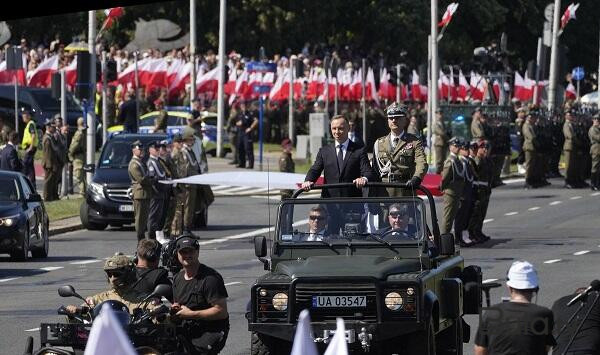  Polşa tarixinin ən böyük hərbi paradını keçirdi  
