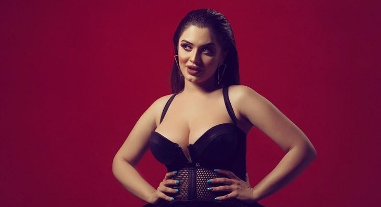  Mina Hüseyn dodağına görə narahatdır  
