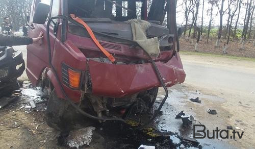  Şirvanda mikroavtobus krana çırpıldı: yaralılar var  