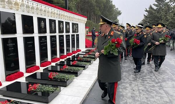  MN-nin şəxsi heyəti Şəhidlər Xiyabanında  