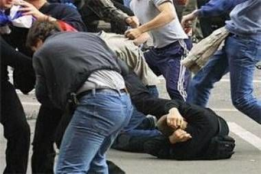  65 yaşlı kişinin telefonunu aldı, daşla sifətinə vurdu  