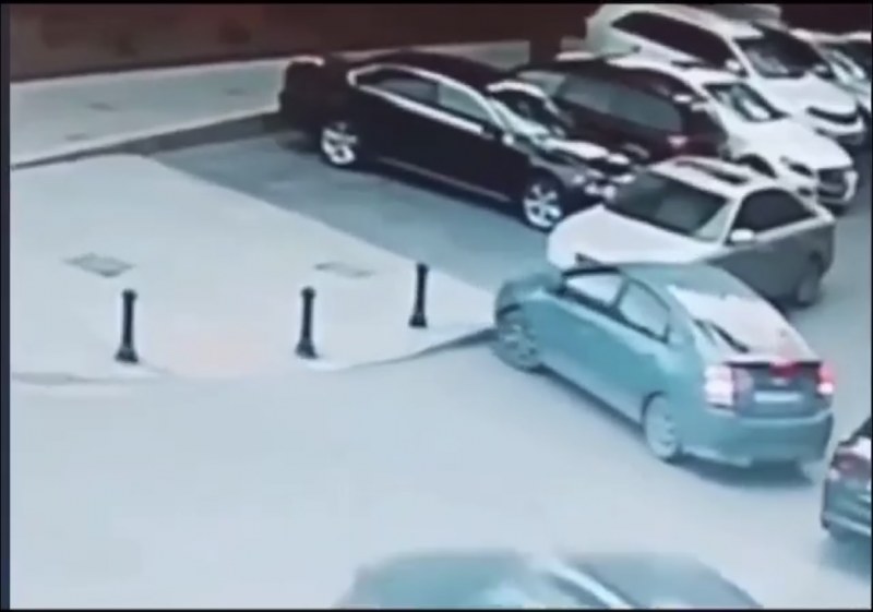  Parkinqdəki maşını vuran 