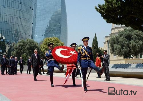  Ərdoğan Şəhidlər xiyabanında...  