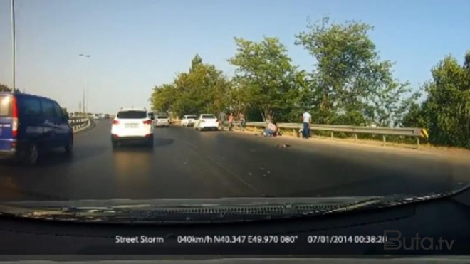  Neftçalada avtomobil motosikletlə toqquşdu: ölənlər var  