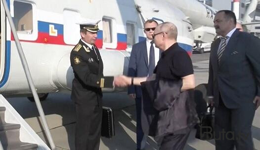  Putinlə “nüvə çamadanı” daşıyan zabit arasında maraqlı anlar - Video  