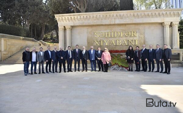 Tahir Gözəl və Dursun Özbək Şəhidlər Xiyabanında - Foto  
