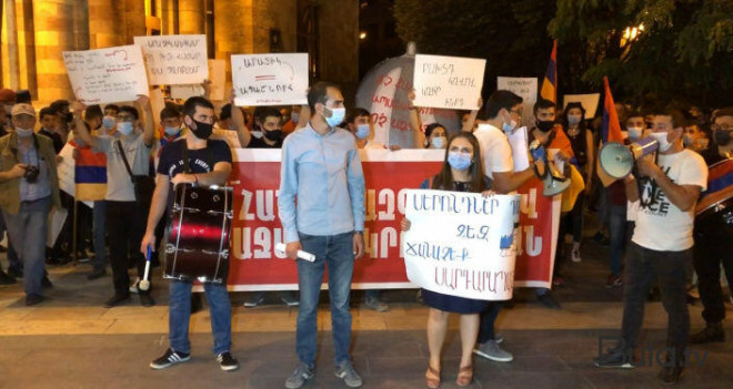  Ermənistanda ölən əsgərlərin ailəsi aksiya keçirir  