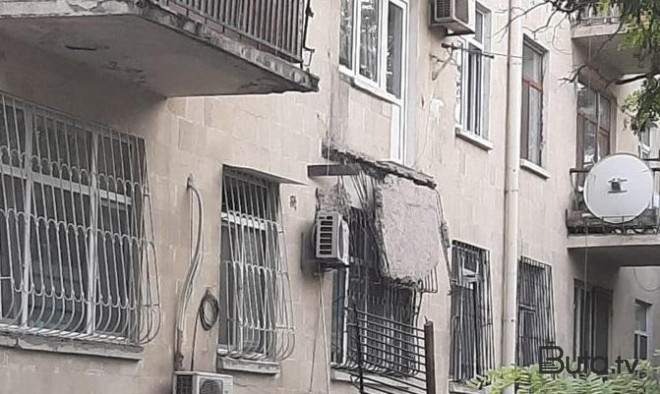 Bakıda bədbəxt olay: Eyvan gənc qızın başına uçdu  