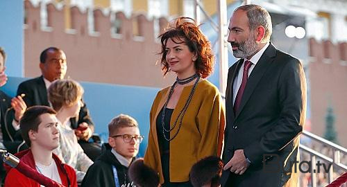  Paşinyan Moldovaya arvadı ilə getdi  