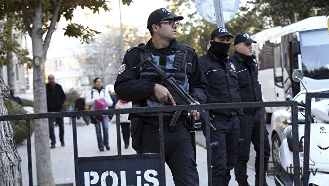  Türk polisi bayrağımızı öpərək alnına qoydu - Video  