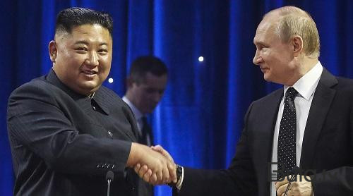 Putin “Aurus”u Kim Çen İnə göstərdi  