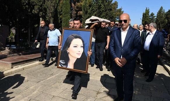  Prezidentin köməkçiləri Qənirə Paşayevanın dəfnində - Foto  