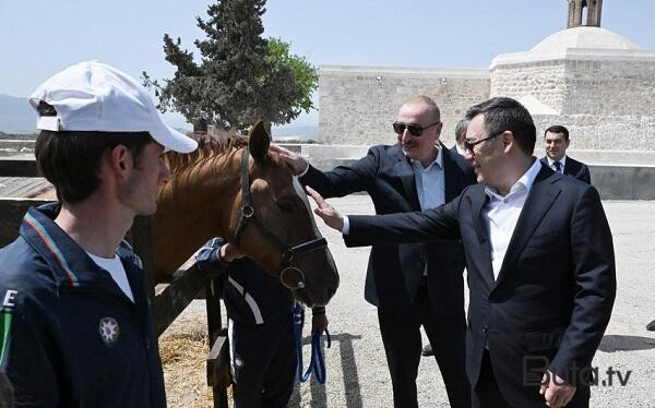  İlham Əliyev Japarova Qarabağ atı hədiyyə etdi  