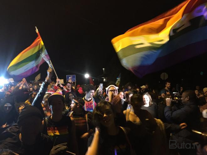  Fransanın LGBT sevgisi bitmir: “bayrağını” yerə çəkdi - Foto  