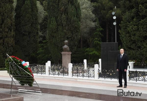  Prezident və xanımı Heydər Əliyevin məzarını ziyarət etdi  