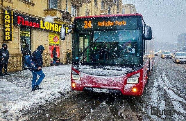  Yollar təmizləndikcə avtobuslar xəttə buraxılır - AYNA  
