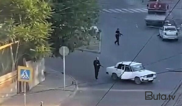 Mahaçqalada sürücü polisləri belə əzib keçdi - Video  