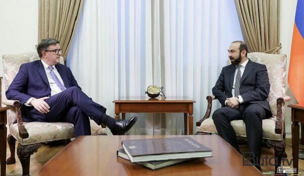  Mirzoyan Ceyms Obrayenlə görüşdü  