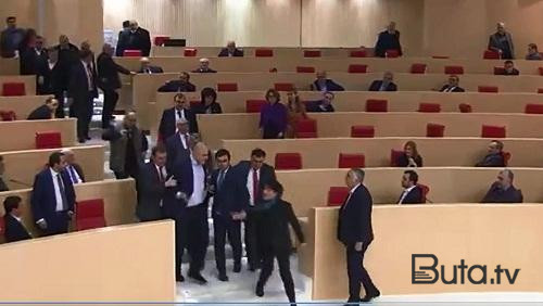  Gürcüstan parlamentində yenə dava - Video  