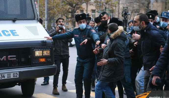  Paşinyanın istefasını tələb edənlər həbs olundu  