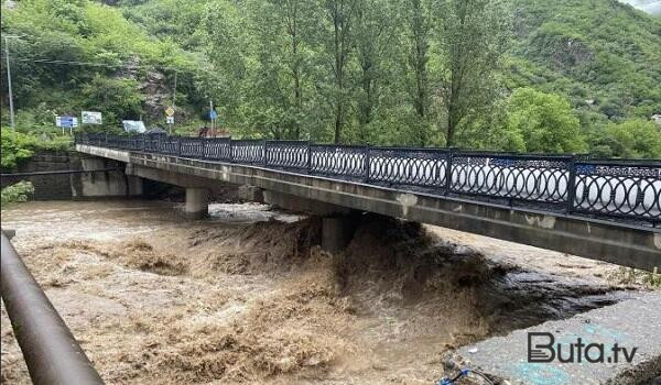 Erməbistanda çay daşdı, Gürcüstanla yol bağlandı - Video  