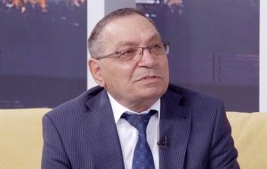 Yaş həddi 70 idisə, 77 yaşlı hakim vəzifədə necə qalıb?