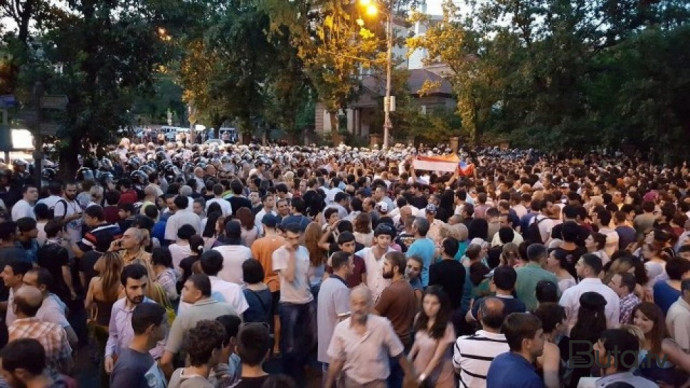  İrəvanda yürüş: Azərbaycan bayrağı yandırıldı - Video  