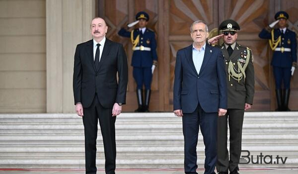  Pezeşkianın arxasında dayanan şəxs kimdir? - Foto  