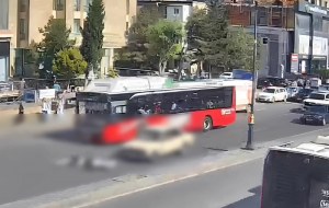 Bakıda avtobusun qarşısından yolu keçən iki nəfəri maşın vurdu - ANBAAN VİDEO