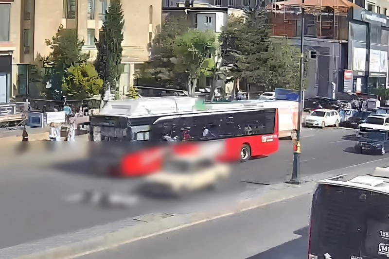  Bakıda avtobusun qarşısından yolu keçən iki nəfəri maşın vurdu - ANBAAN VİDEO 