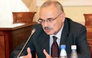 “90 yaşım var, güclə beş addım atıram...” - Artur Rasi-zadə