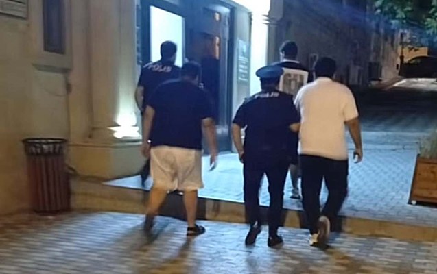  Şəhidlər xiyabanında qeyri-etik videolar çəkən turistlər saxlanıldı - VİDEO 