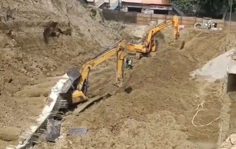  Bakıda tikntinin istinad divarı çökdü- Sakinlər təhlükədə 