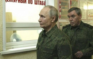 Putin hərbi forma geyindi: media isə işi “korladı” - VİDEO