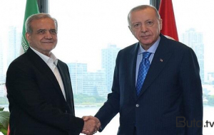 Ərdoğan əlini buraxmadı, Pezeşkian isə farsca... - Video