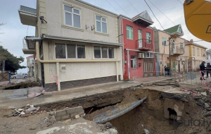 Keşlədə kollektor üzərində tikilmiş ev sökülür