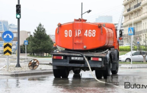 8 noyabr prospektində yağışın fəsadları aradan qaldırılır