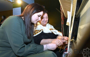 Litvanın baş naziri Bakıda xalça toxudu