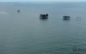 Neft Daşları yaxınlığında balıqçı batdı, helikopter cəlb edildi - Video