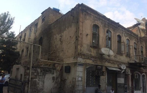 100 ildən çox yaşı olan qamış bina hər an uça bilər