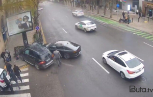 Bakıda sürücülər arasında gərginlik qəzaya səbəb oldu - Video
