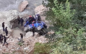 Yük maşını dərəyə aşdı, ölən var