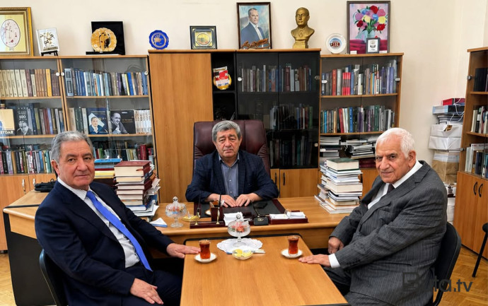  O, hər kəsin şairi idi...  