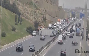 Qaradağda yük maşını aşdı