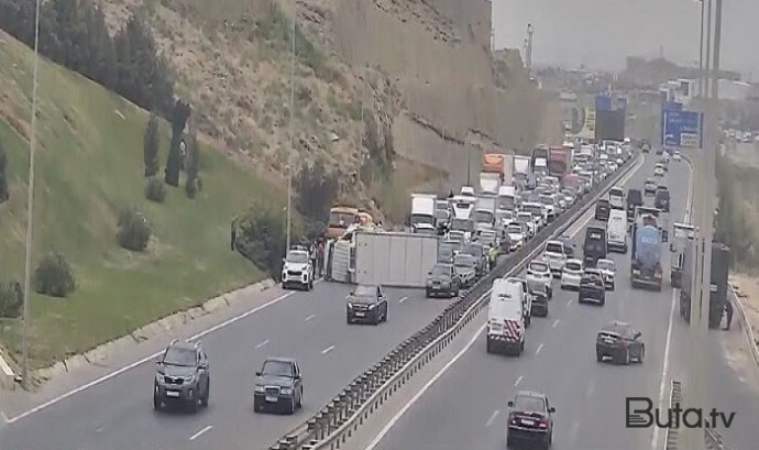  Qaradağda yük maşını aşdı  