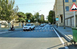 Bu yolda nişan var, zolaq yoxdur: sürücülər yol vermir - Video